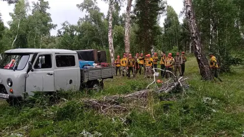 Пожарные Красноярского края тушат лесные пожары в окрестностях Саяно-Шушенского водохранилища