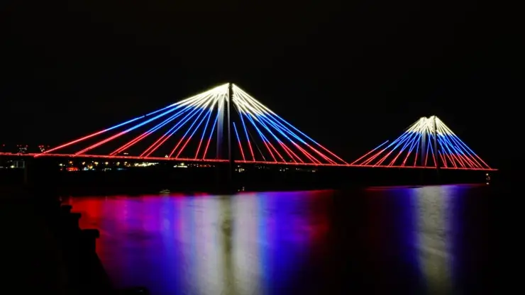 В Красноярске на мостах включили патриотичную подсветку