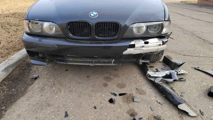 Жительница Красноярского края палкой разгромила BMW бывшего сожителя