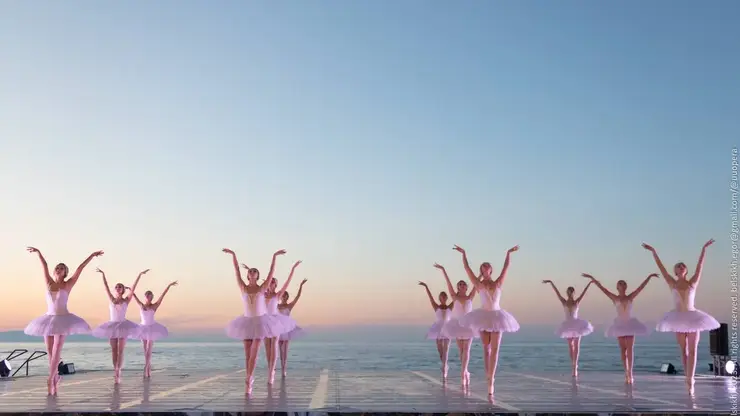 «Балет на Байкале»: танцы на фоне священного озера привлекли сотни тысяч зрителей
