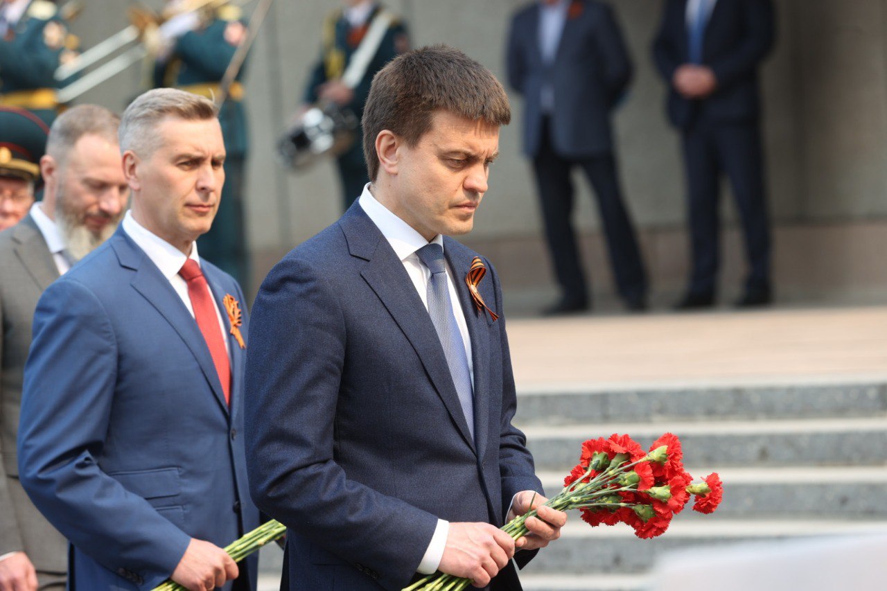 Фото: © t.me/sobranieinfo — «Врио губернатора края Михаил Котюков возлагает цветы»