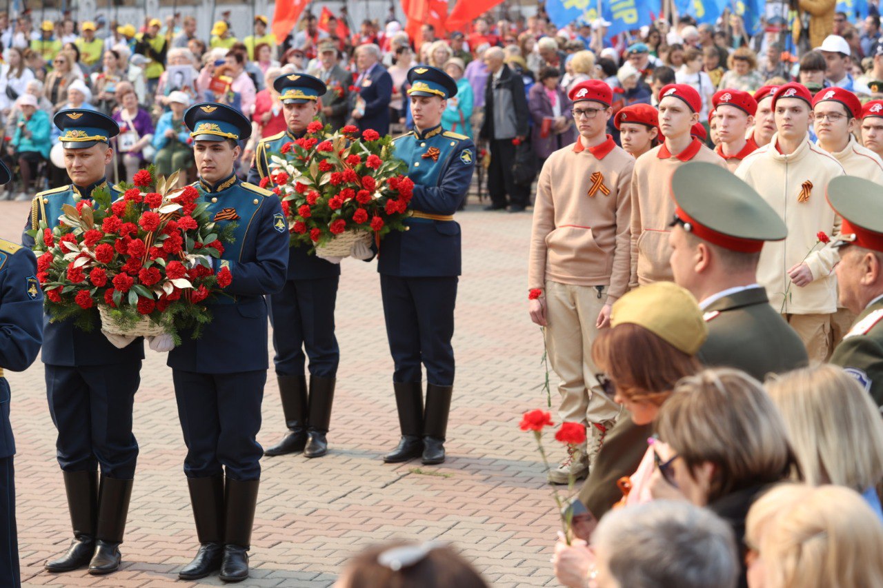 Фото: © t.me/sobranieinfo — «Участники митинга, посвященного 78-й годовщине Победы в Великой Отечественной войне»