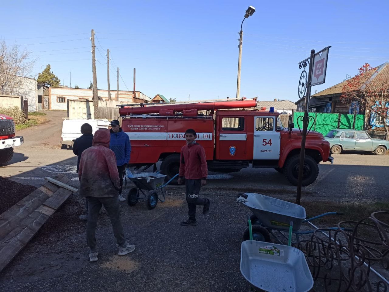 МЧС и пожарные работают на месте инцидента в Каратузском районе