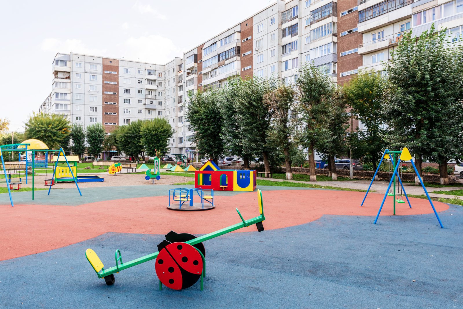 В Советском районе Красноярска продолжается благоустройство дворов при поддержке РУСАЛа - Сибновости